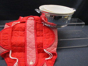 lot 89 image: Souffle Dishes, Carrier