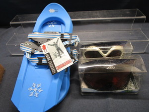 lot 94 image: Jr Snowshoes & Snow Goggles - New