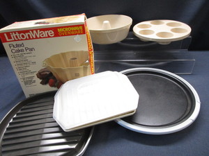 lot 100 image: Microwave Cookware