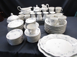 lot 102 image: Dinnerware Haviland Bavaria