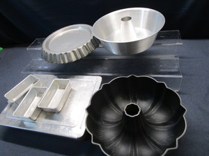 lot 145 image: Pans Bundt, 9 x 13, Quiche, Angelfood, Minis