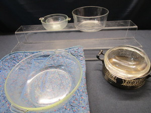 lot 146 image: Pyrex Bowls & Casserole, Carrier