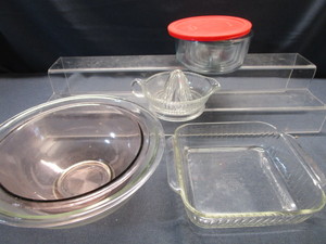 lot 148 image: Pyrex Bowls, Reamer
