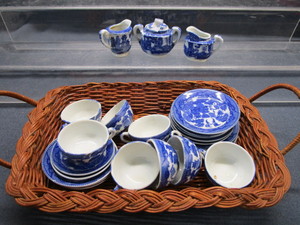 lot 154 image: Blue Willow Childs Tea Set - Vintage