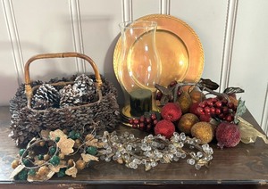 lot 92 image: Festive Decor