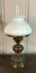 lot 108 image: Lovely Vintage Parlor Lamp