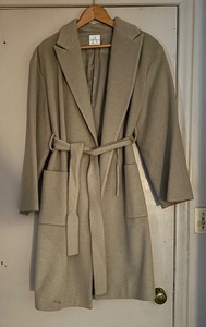 lot 139 image: Anne Klein Size 8 Coat