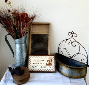 lot 31A image: Cute Collection of Vintage Finds