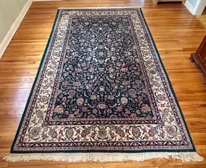 lot 9 image: Beautiful Vintage Area Rug