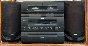 lot 83 image: Vintage RP-9518 Audio System by RCA