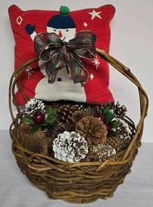 lot 60 image: Festive Holiday Decor