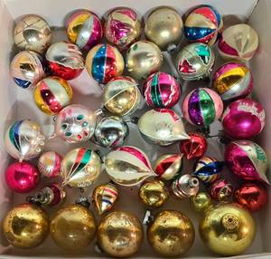 lot 65 image: Large Collection of Vintage Glass Ornaments