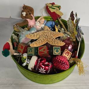 lot 70 image: Large Collection of Vintage and Modern Ornaments