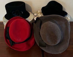 lot 186 image: Vintage Grouping of Two Hat Boxes and Vintage Hats