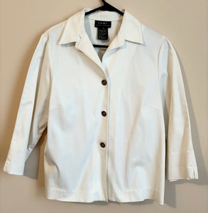 lot 195 image: Lauren by Ralph Lauren Beautiful White Light Weight Jacket with Adorable Silver Snaps