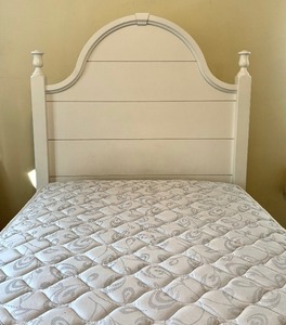 lot 7 image: Charming Twin Bed Wooden Headboard and Footboard