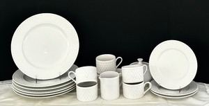lot 223 image: Vintage Majestic Ware by Oneida Waffle Pattern Around Items