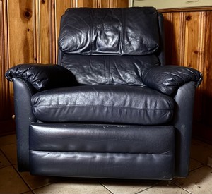 lot 235 image: Comfortable Vintage Blue Leather Recliner