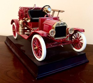 lot 255 image: Vintage Franklin Mint Precision Models  1916 Model T Fire Engine with Tag on Wooden Base