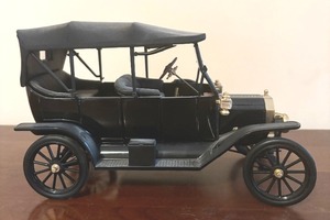 lot 257 image: Franklin Mint Precision Models  1913 Model T Black Wood Wheels with Tag