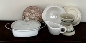 lot 261 image: Kitchen Items by Laura Clementi, Pfaltzgraff, Coring and More