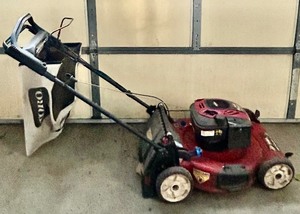 lot 247 image: Toro 7.0 190CC Lawn Mower with Bag