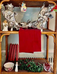 lot 119 image: Pretty Holiday Decor