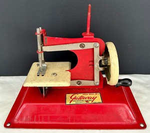 lot 124 image: Vintage Gateway Junior Model No.1 Sewing Machine