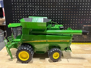 John Deere S670 Combine