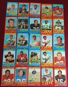 lot 133 image: (25) 1971 Topps Football Cards