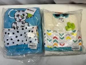 lot 7 image: MM. 2x Sassy Baby Sherpa Baby Blankets wTeether Corners