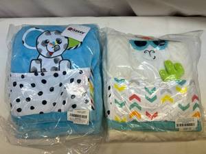 lot 8 image: MM. 2x Sassy Baby Sherpa Baby Blankets wTeether Corners