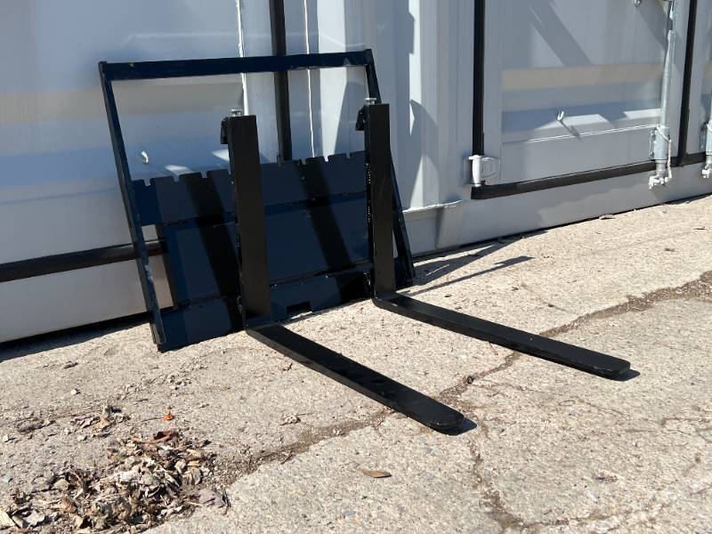 lot 1308 image: FUTURE Mini Skid Steer Forks    move to 5308