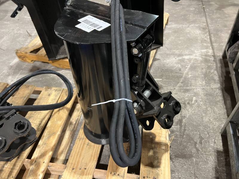 lot 6576 image: FUTURE Tilting Excavator Bucket, 24 Inch