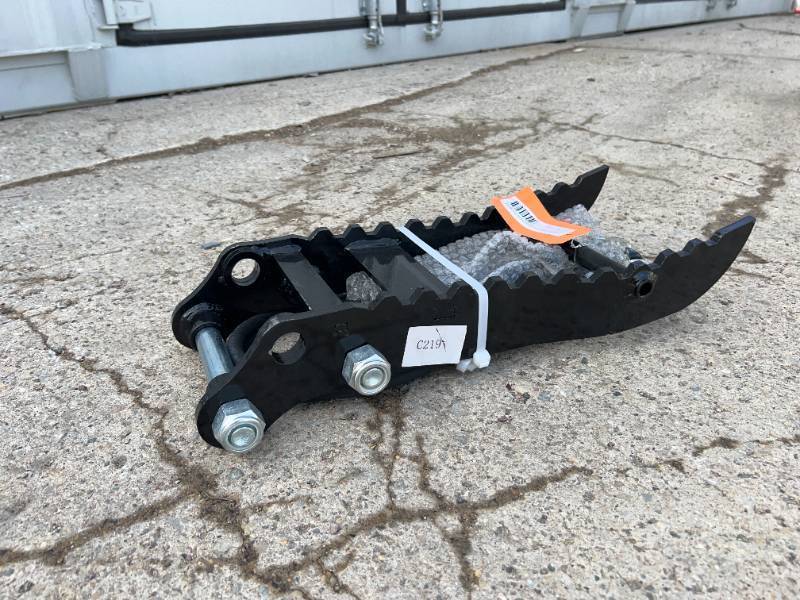 lot 6798 image: FUTURE Excavator Hydraulic Thumb Clip, 1-2 Ton