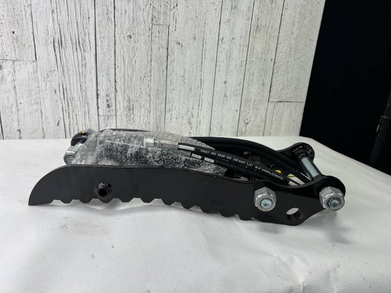 lot 6698 image: FUTURE Excavator Hydraulic Thumb Clip, 1-2 Ton