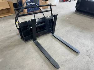 lot 5429 image: FUTURE Mini Skid Steer Side Shift Forks - 30 inches (FT-CYHC)