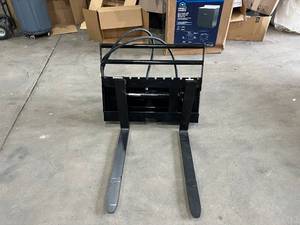 lot 5629 image: FUTURE Mini Skid Steer Side Shift Forks - 30 inches (FT-CYHC)