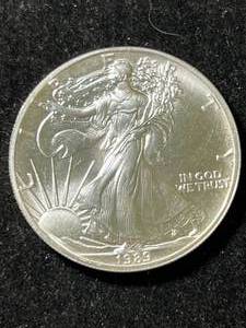 lot 07 image: 1989 AMERICAN SILVER EAGLE 1 TROY OZ .999 FINE SILVER