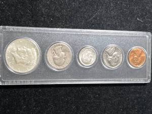lot 35 image: 5 COIN US TYPE SET IN HARDCOVER CASE