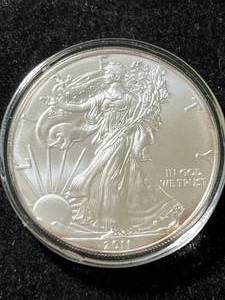 lot 65 image: 2011 AMERICAN SILVER EAGLE 1 TROY OZ .999 FINE SILVER IN AIRTITE