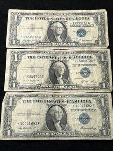 lot 86 image: GROUP OF 3 US $1 BLUE SEAL STAR NOTE SILVER CERTIFICATES