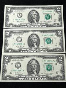 lot 91 image: 3 CONSEC SERIAL NUMBERED $2 BILLS
