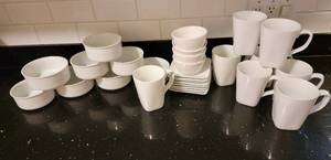 lot 35 image: Whiteware Chinaware Soup and Sandwich Service