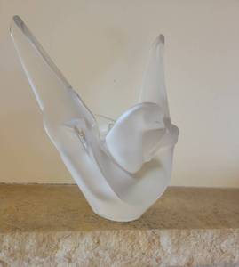 lot 3 image: Lalique Crystal Slyvie Loving Doves Vase with Flower Frog