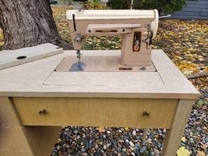 lot 117 image: Vintage Singer Sewing Machine with Cabinet