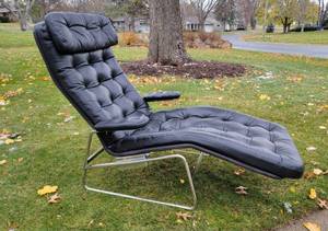 lot 1 image: Black Tufted Leather Fenix Chaise Lounge Chair