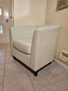 lot 11 image: White Faux Leather Barrel Chair