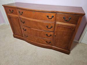 lot 47 image: Bassett Bowfront Sideboard Cabinet Dresser