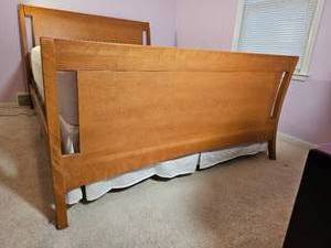 lot 8 image: Contemporary Queen Bedframe  Select Comfort